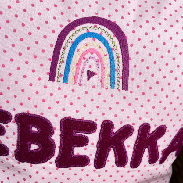 Namenskissen-Hülle mit Regenbogen und Wunschname als Namensapplikation bestickt 40x40 cm